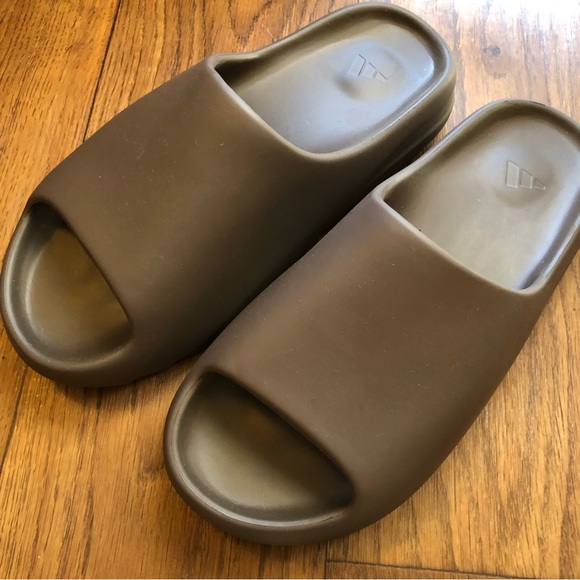 YEEZY SLIDE SIZE 12 BRAND NEW IN BOX DARK BROWN SOOT SANDAL BY ADIDAS - Picture 6 of 9